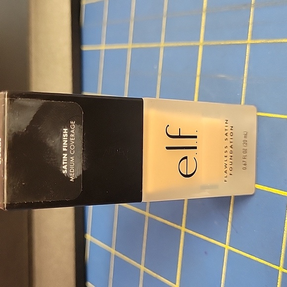 e.l.f. Flawless Satin Foundation Medium Coverage 210 Bisque 20ml New - Picture 1 of 4